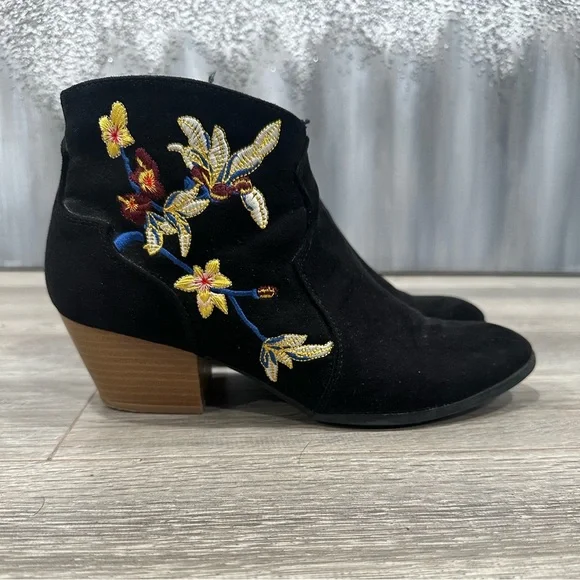 Quipid Floral Embroidered Boots - Picture 3 of 7